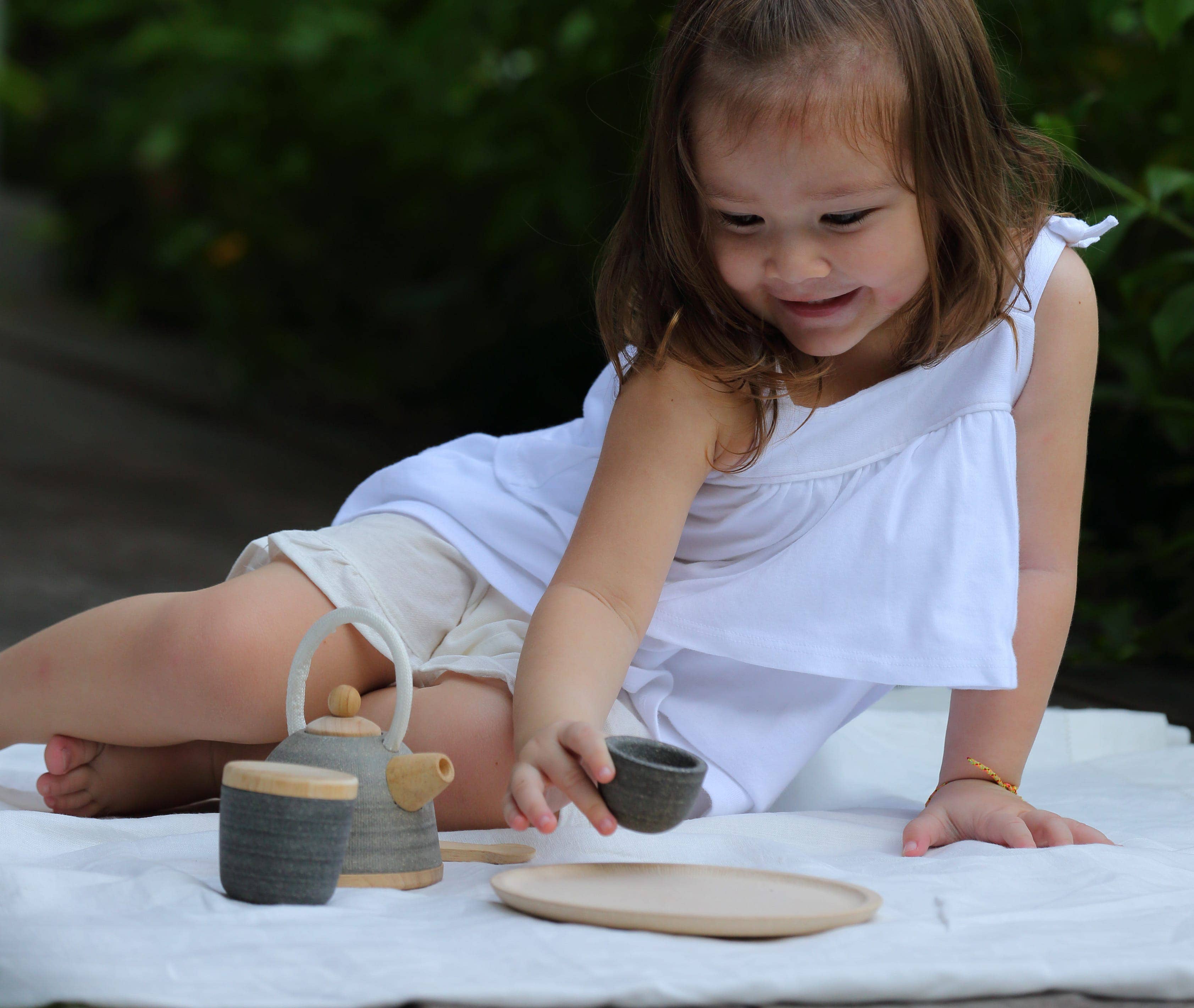 Classic Wood Tea Set