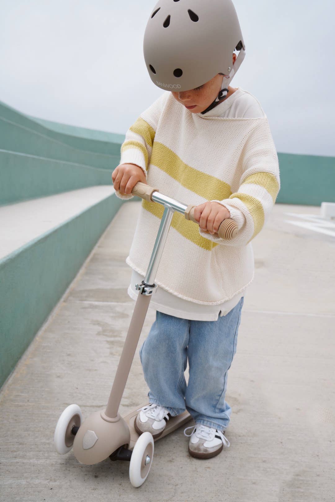 Banwood ECO Scooter - Sand: With Sand Helmet 2-PC SET