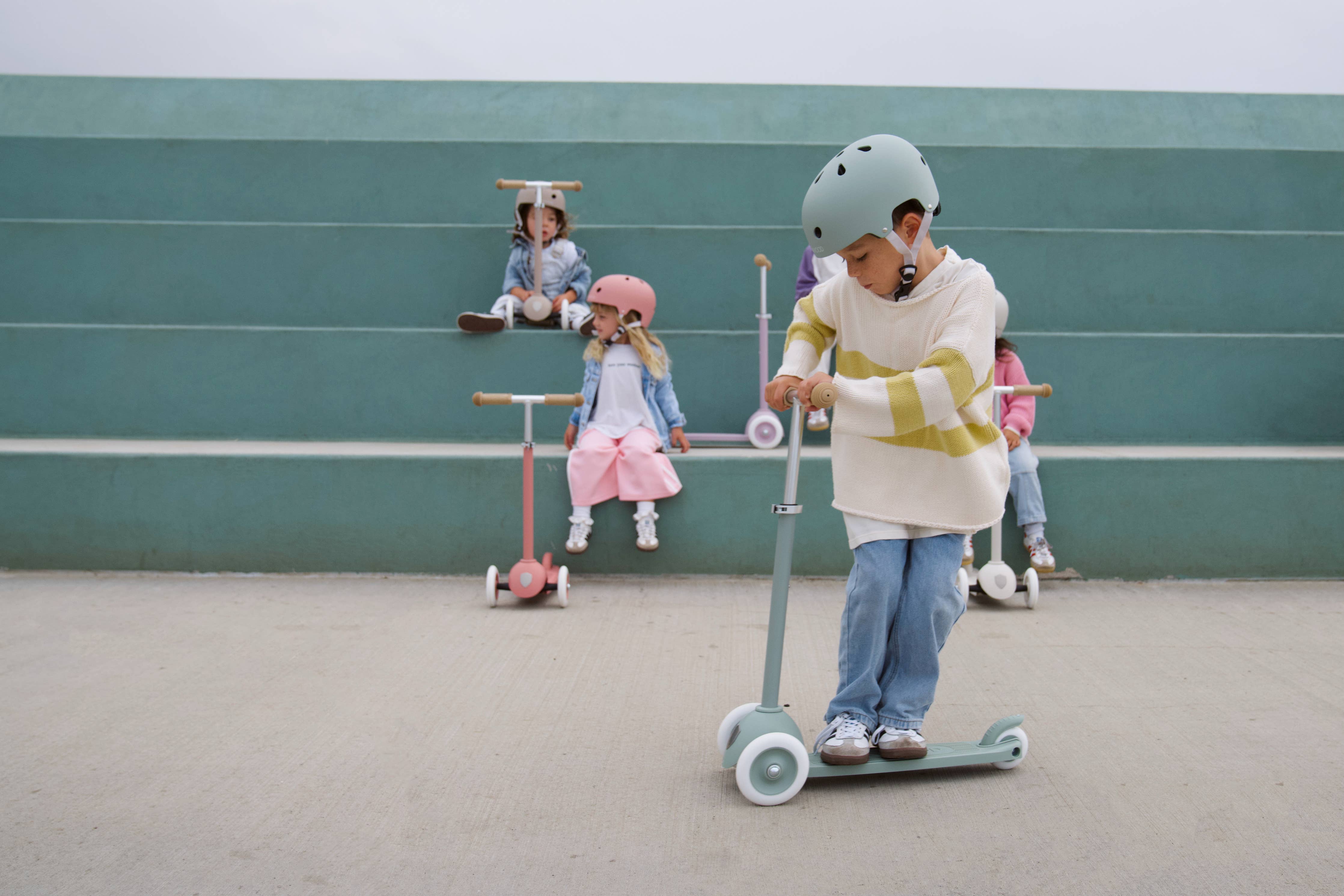 Banwood ECO Scooter - Clay: With a clay helmet 2-PC SET